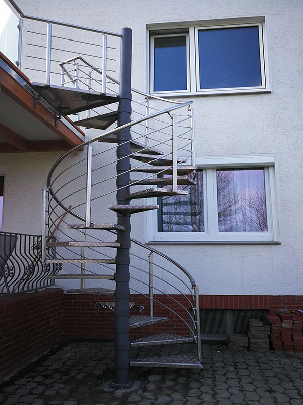 Spindeltreppe mit Edelstahlgeländer