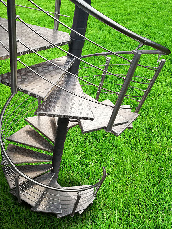 Spindeltreppe mit Riffelblechstufen